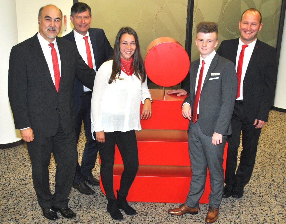Start ins Berufsleben für zwei Auszubildende bei der Sparkasse