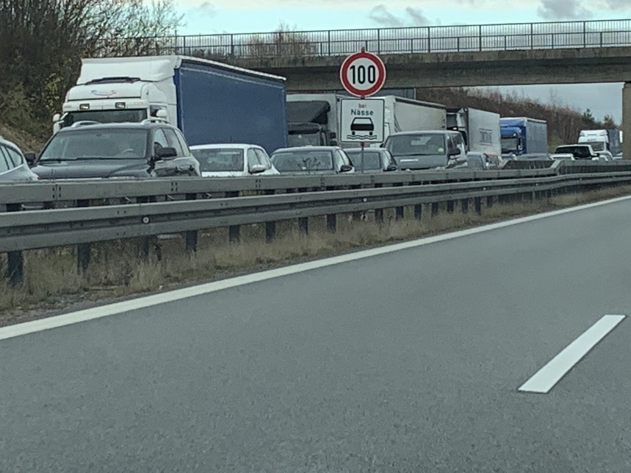 Schwerer Unfall auf A93: Autofahrer kracht in Sattelzug