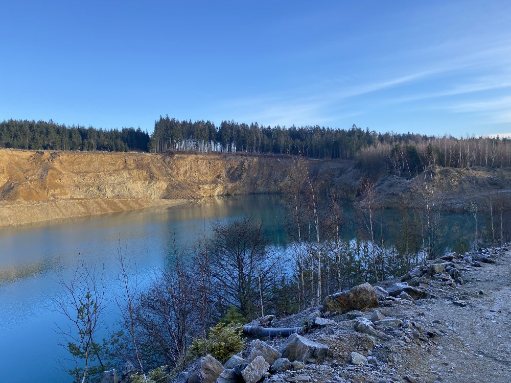 Mit Schwermetallen belasteter Steinbruch-See soll verschwinden