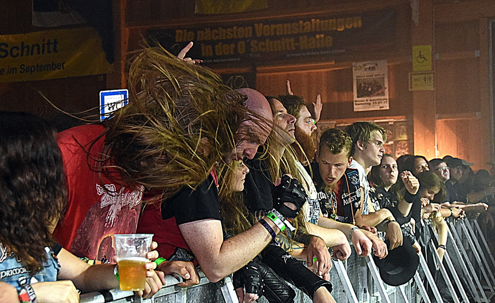 Friedliche Menschen genießen harte Klänge