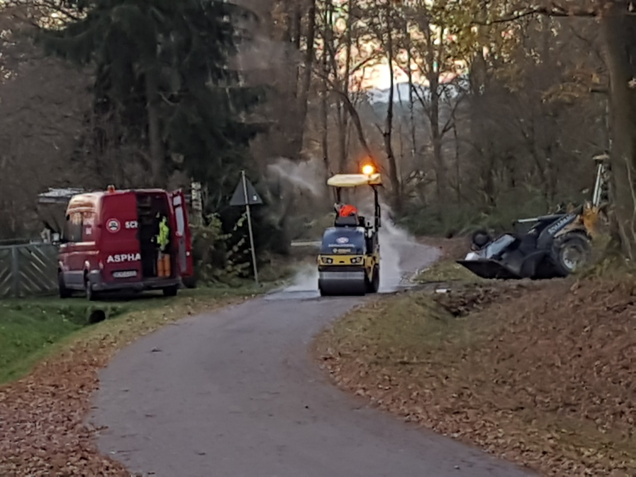 Straßenbauunternehmen rückt an