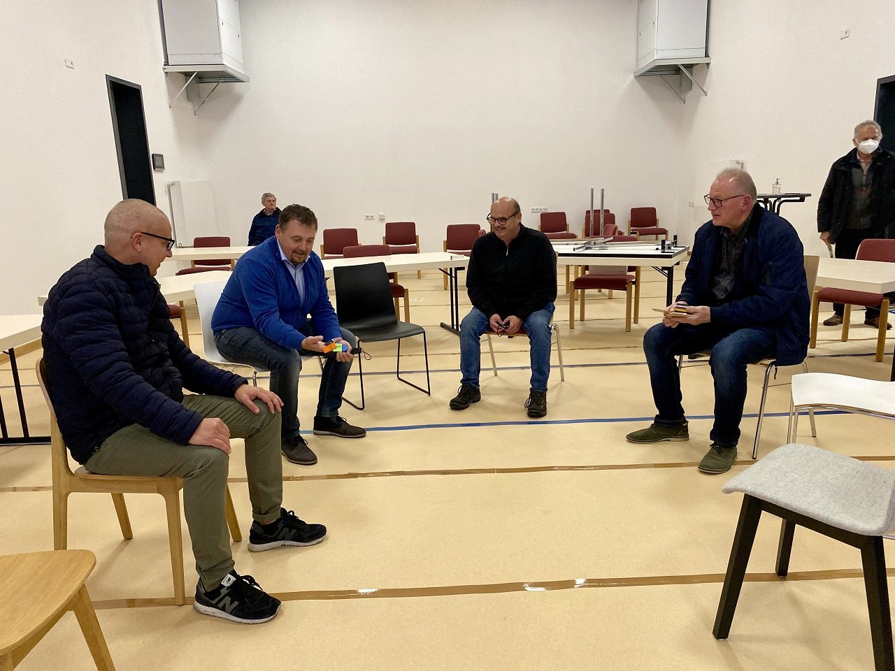 Gemeinderat sitzt Probe und misst nach