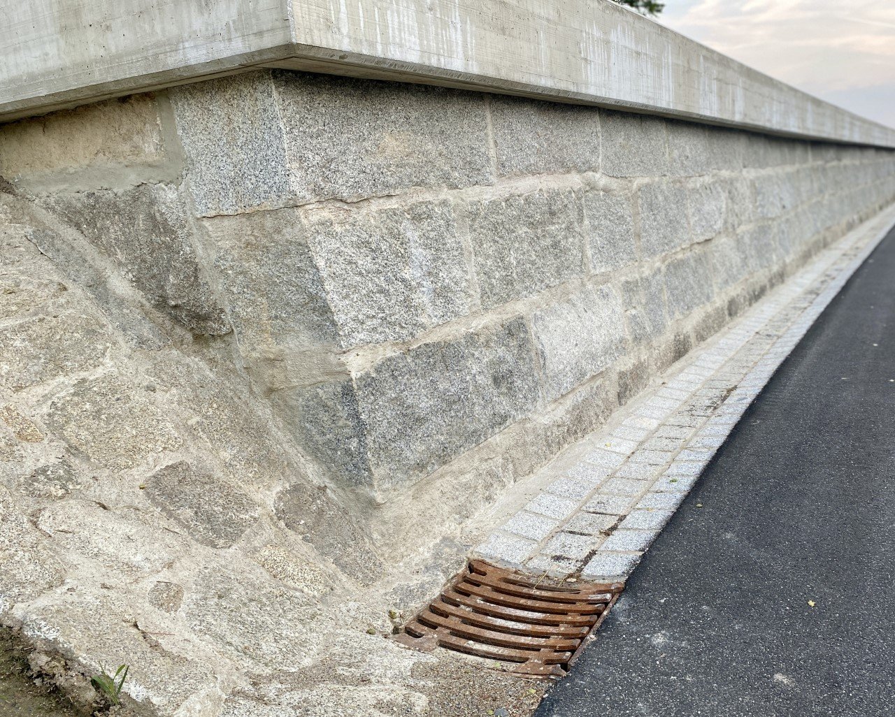 Zweite Stützmauer im Birkenweg, die den Gemeinderat erzürnt