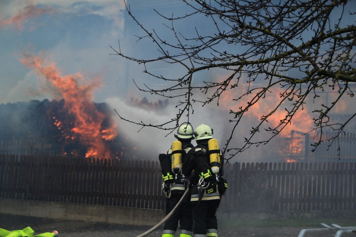 Scheune in Kirchenthumbach in Vollbrand