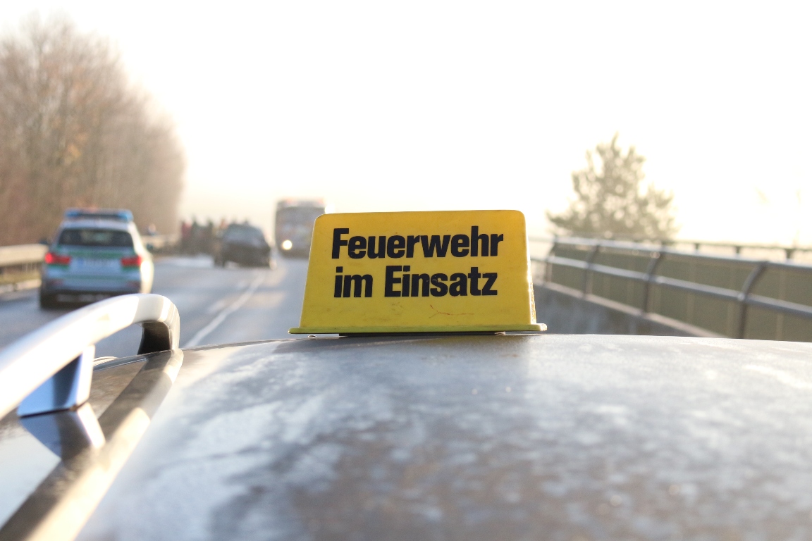 Frontal gegen Baum