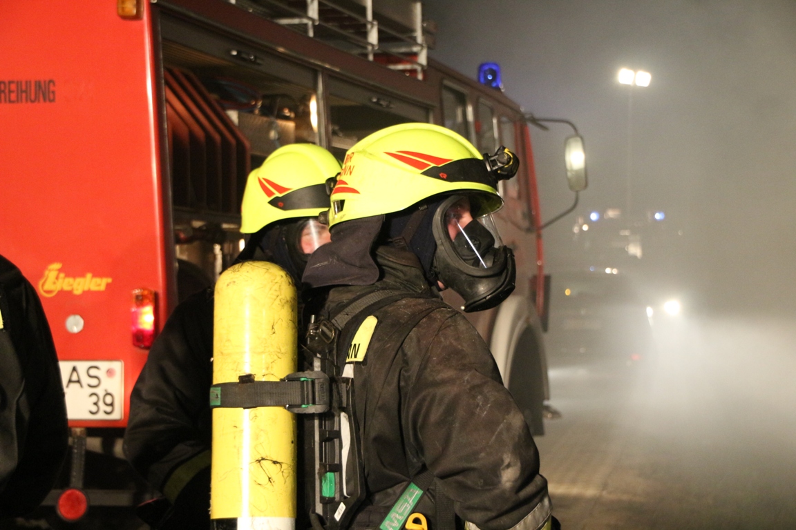 Großeinsatz der Feuerwehren: Papierlager brennt