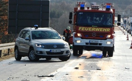 Schwerer Unfall auf B22: Mehrere Personen verletzt