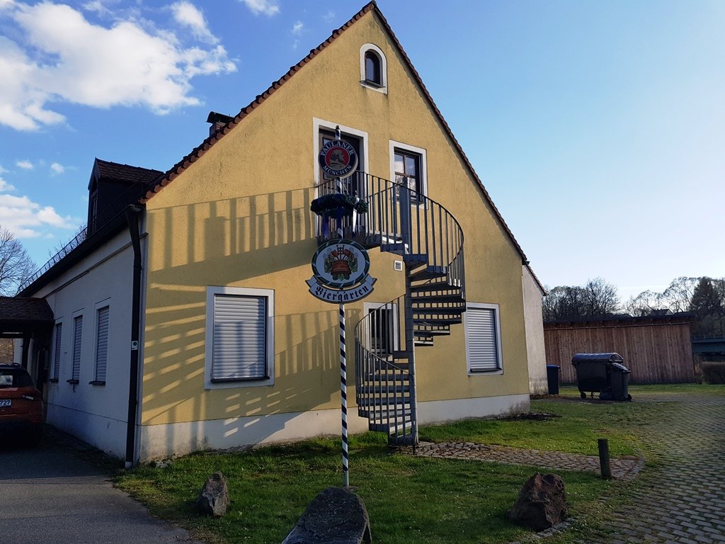 Biertischgarnituren aus Biergarten in der Freizeitanlage gestohlen