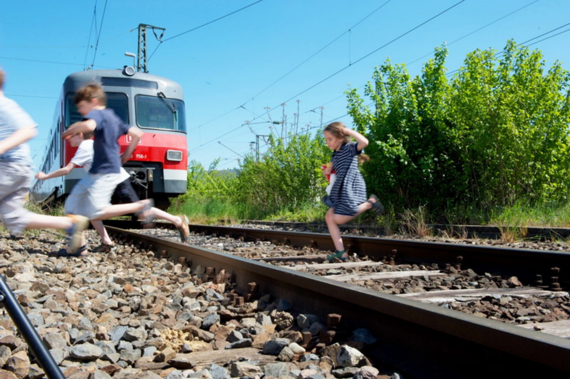 Gefährliches Spiel: Polizei warnt vor Wanderungen auf Bahngleisen