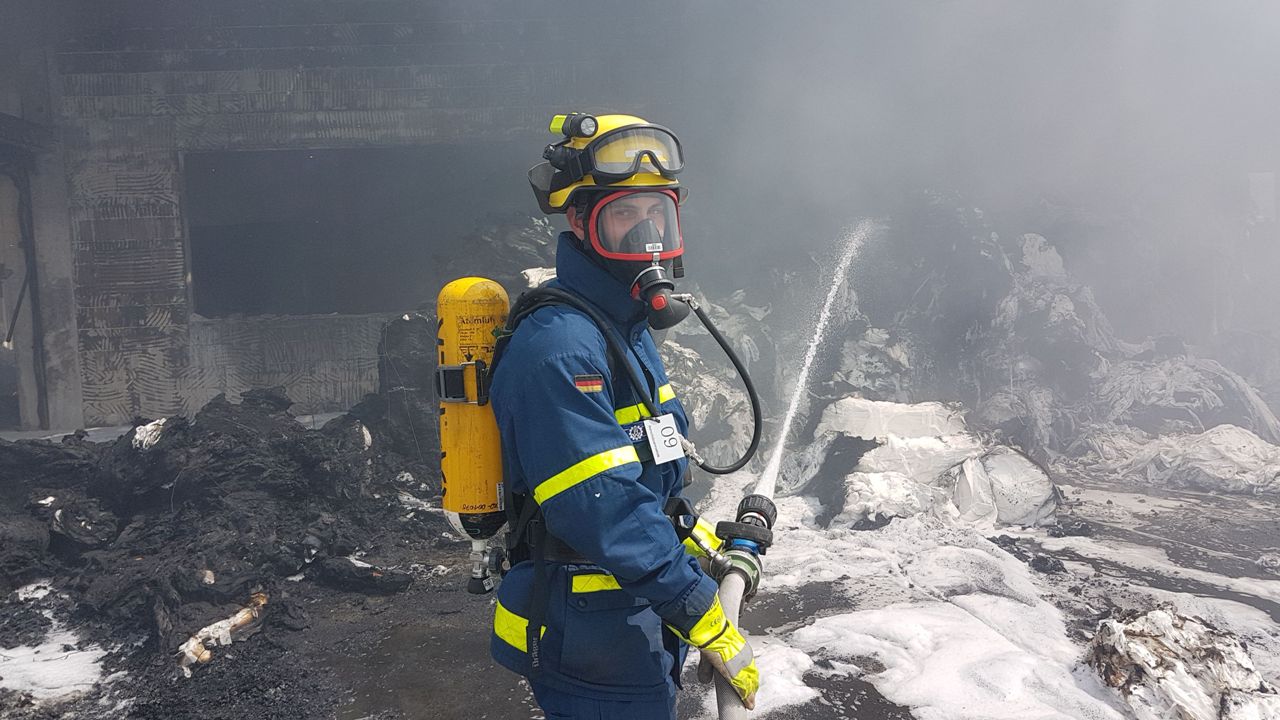 Meterhohe Rauchsäule bei Großbrand – THW Weiden unterstützt Einsatz