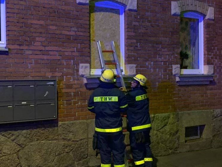 Nach Unfall: Totalschaden und zerstörtes Küchenfenster
