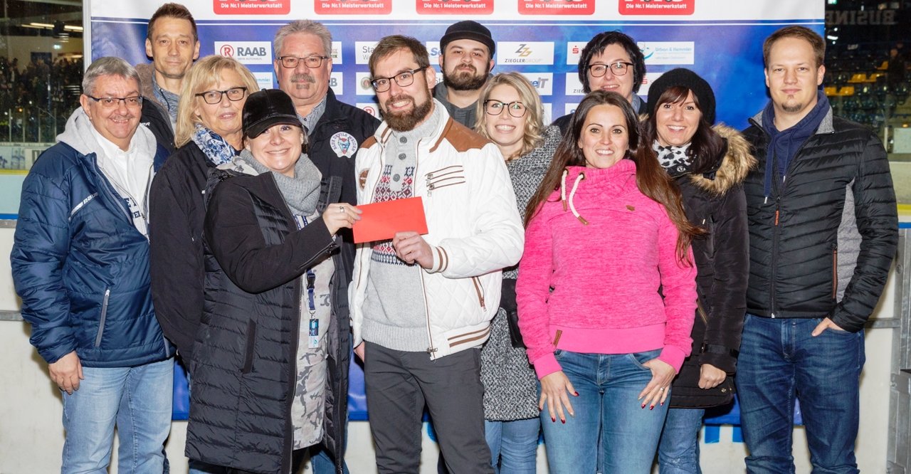 Blue Devils und Liveticker-Stammtisch spenden für Renate