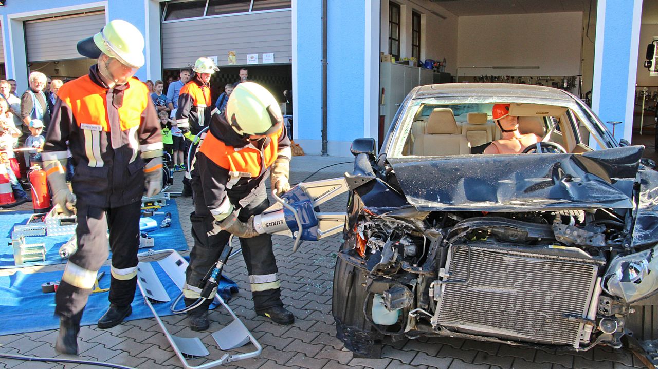 Mit Rettungsschere im Einsatz: Gespannte Zuschauer bei Tag der offenen Tür