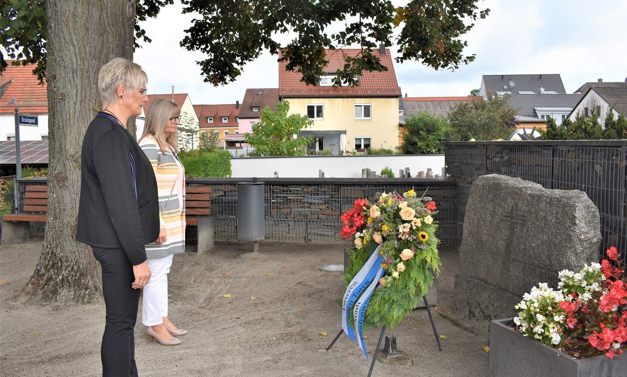 Kranzniederlegung am „Tag der Heimat“