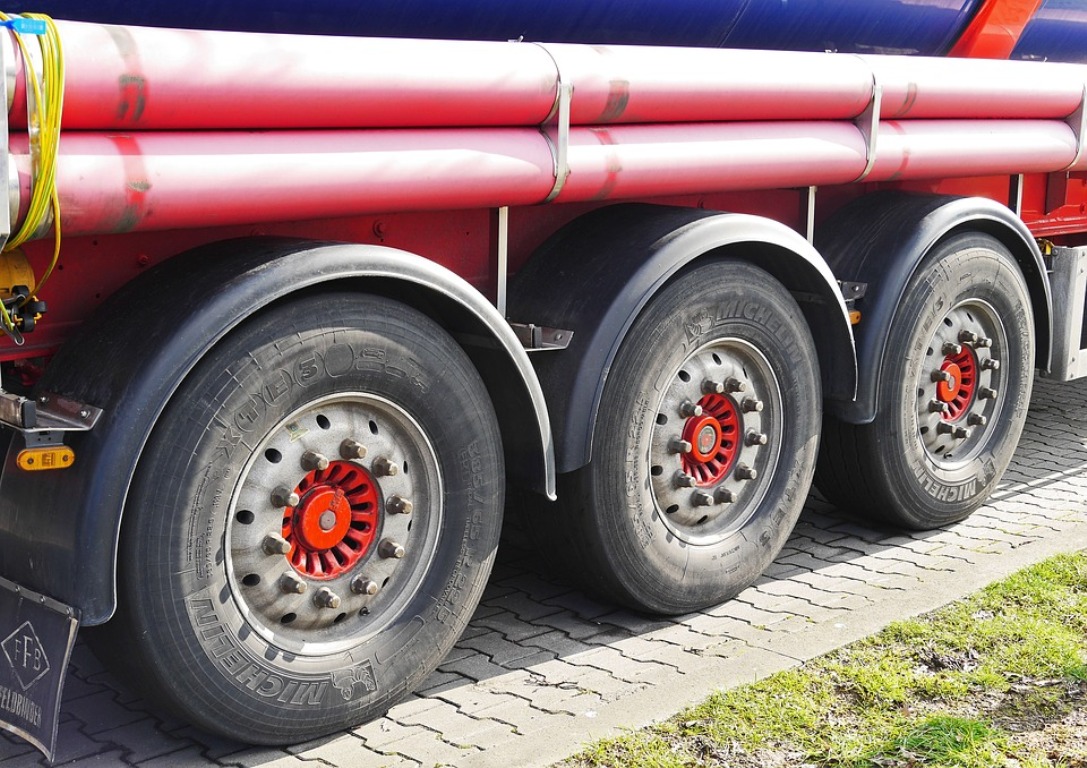 Unfall auf A 93: 300 Liter Diesel verseuchen Boden