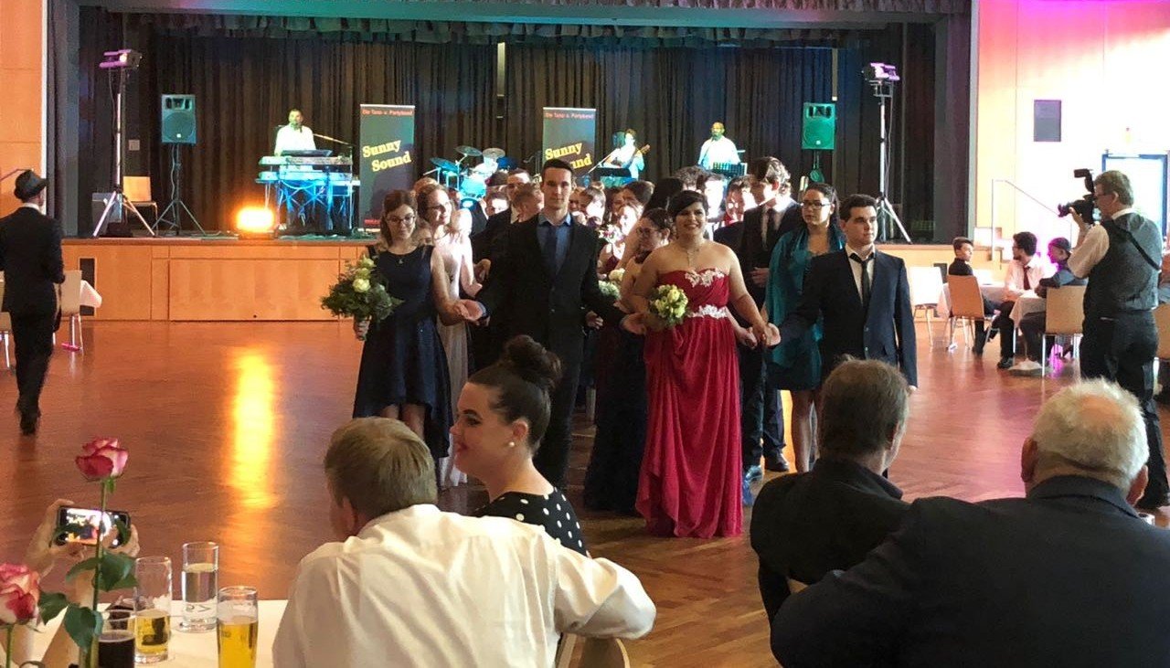 Standardtänze und Cupid Shuffle: Ausgelassene Feier bei Gustl-Lang-Abschlussball