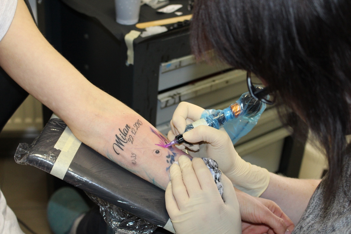 Andrea Warnes geht unter die Haut: Vom Stift zur Tattoomaschine