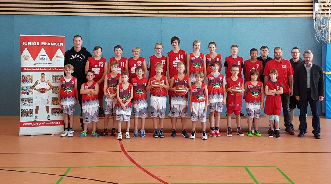 Neue Trikots für die Junioren der DJK Pressath