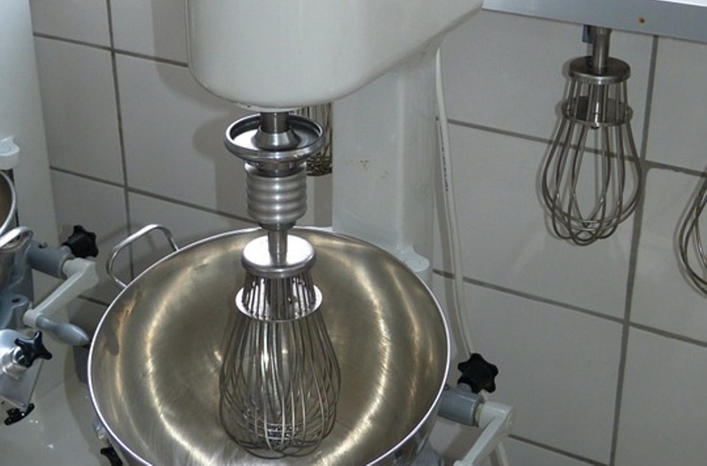 Hand in Teigmaschine eingeklemmt