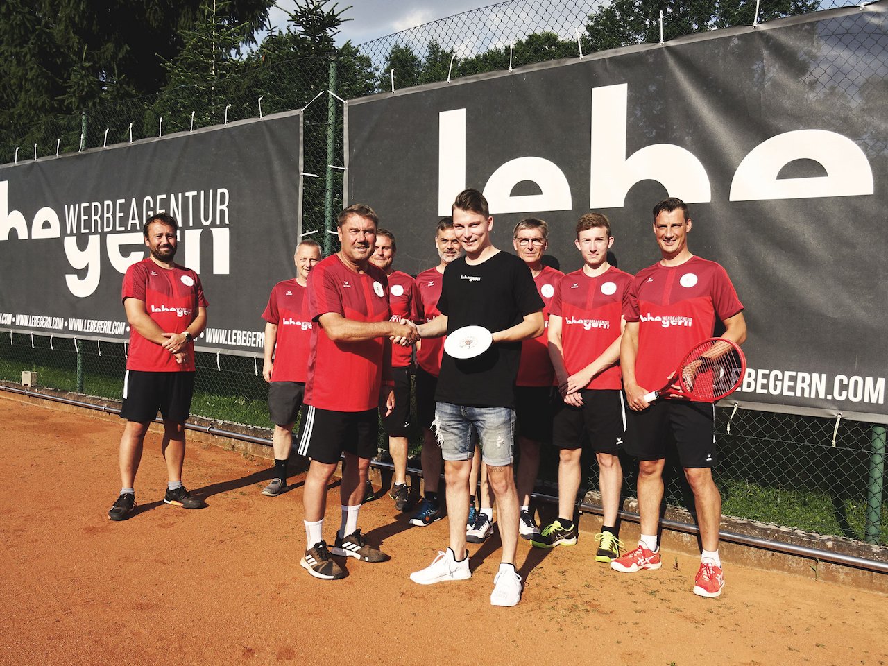 Nagelneue Trikots für den Tennisclub Windischeschenbach