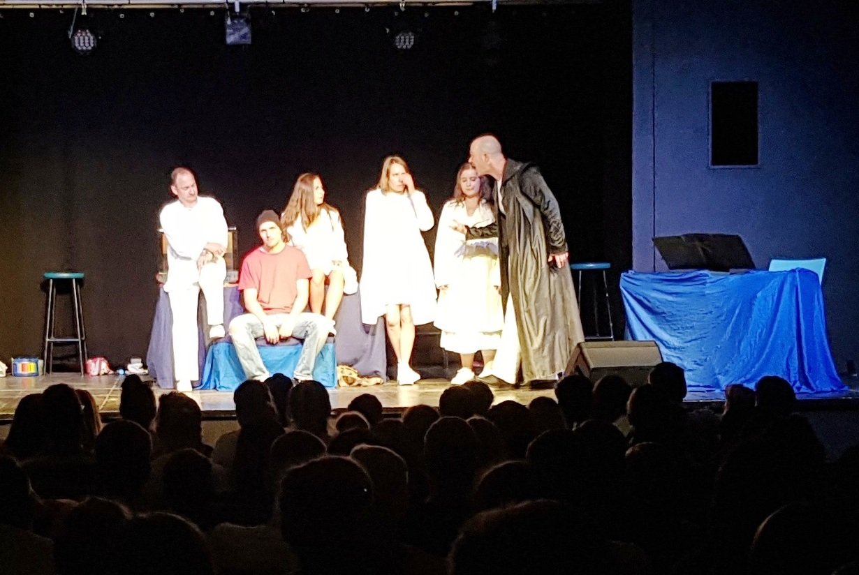 Lieber ohne Drogen! Wirtschaftsschüler besuchen Theaterstück