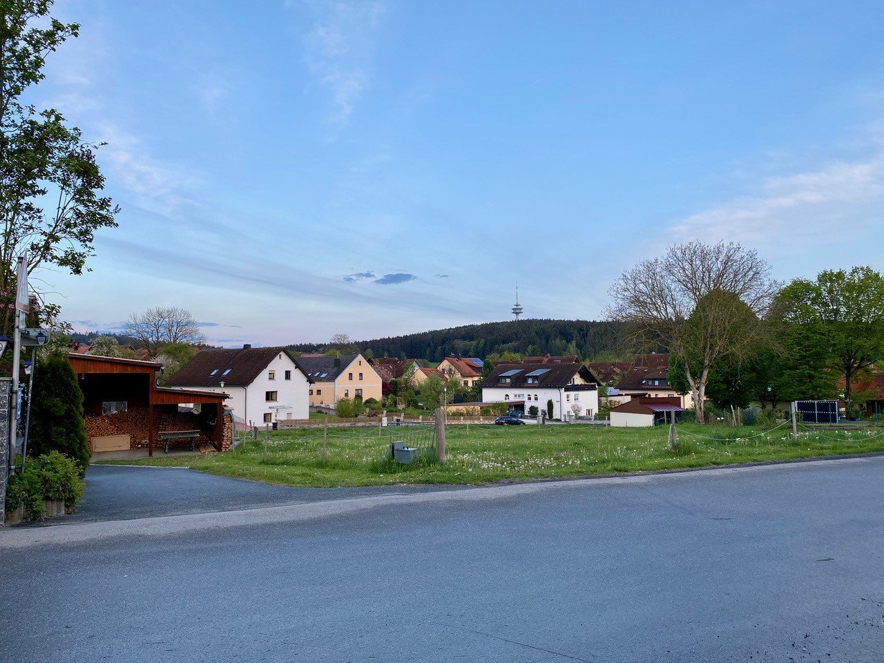 Mehrfamilienhaus in Aussicht – Diskussionsbedarf wegen Parkplätzen