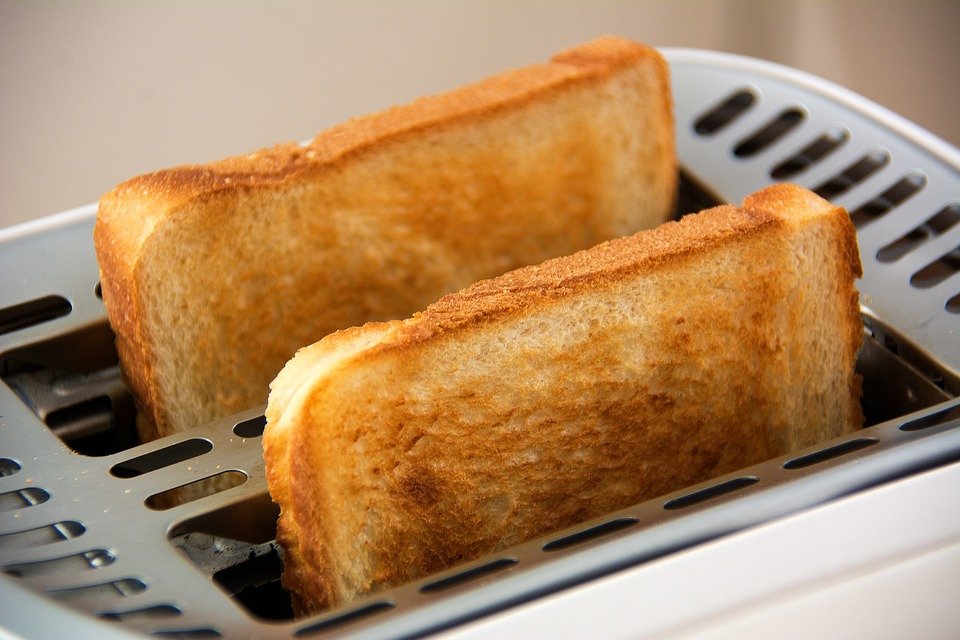 Toaster geht in Flammen auf