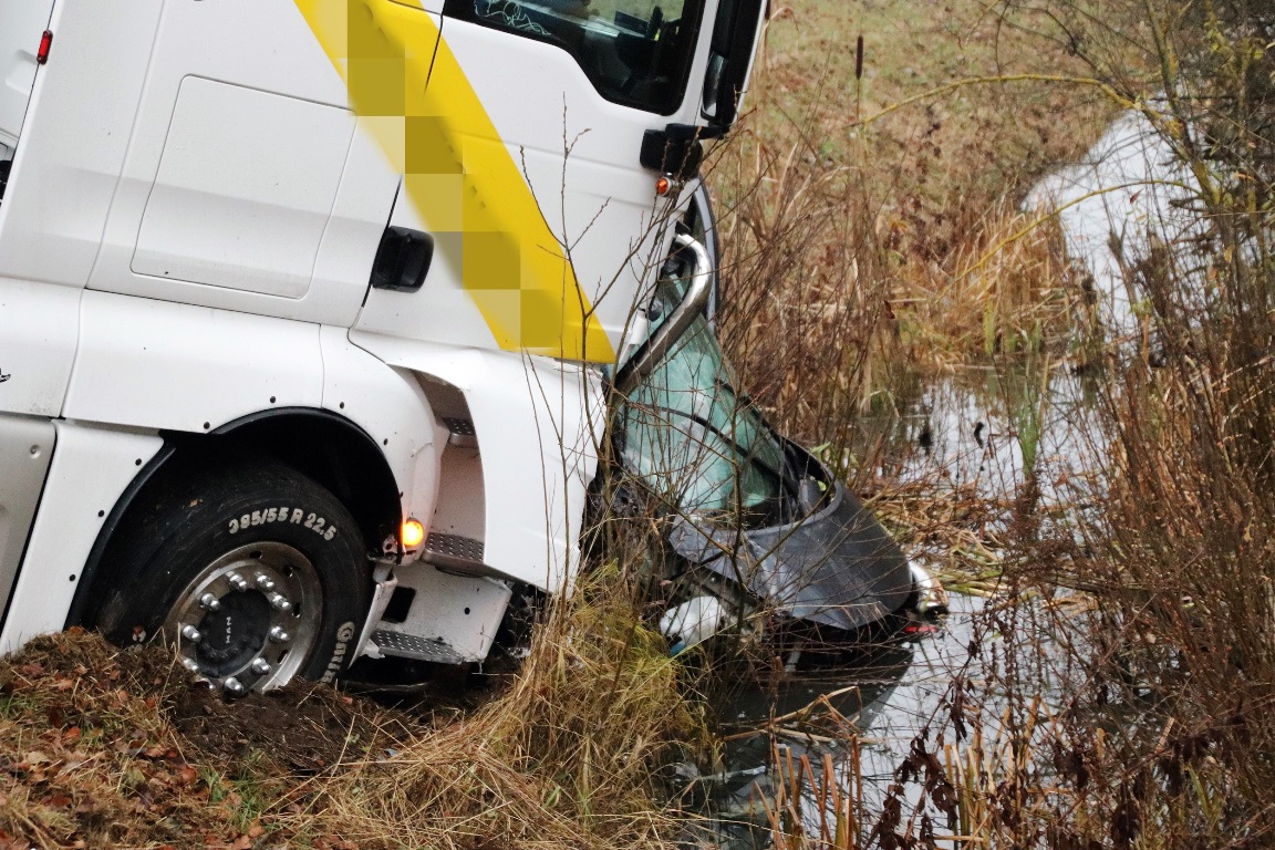 Tödlicher Unfall: Autofahrer von Sattelzug erfasst