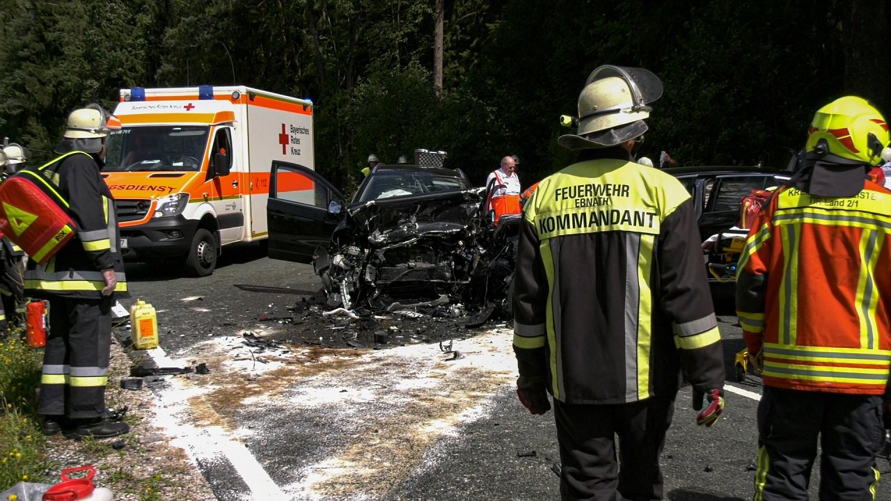 [Update] Unfall Kulmain: Frau stirbt – vier Schwerverletzte