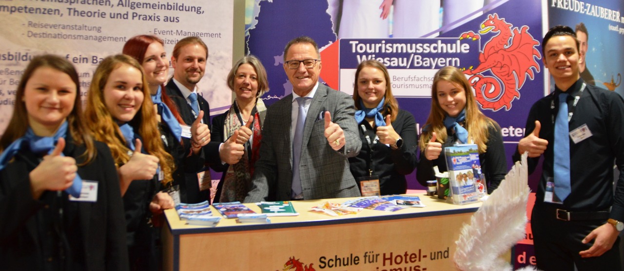 In einem Tag rund um die Welt: Tourismusschule Wiesau knüpft Kontakte auf ITB Berlin