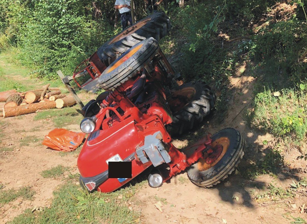 Traktor stürzt um – Fahrer verletzt