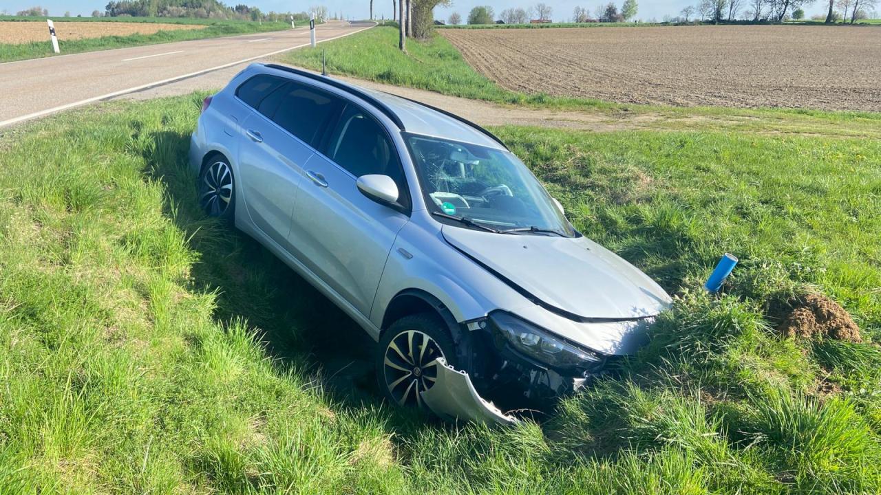 Autofahrer überholt abbiegenden Traktor