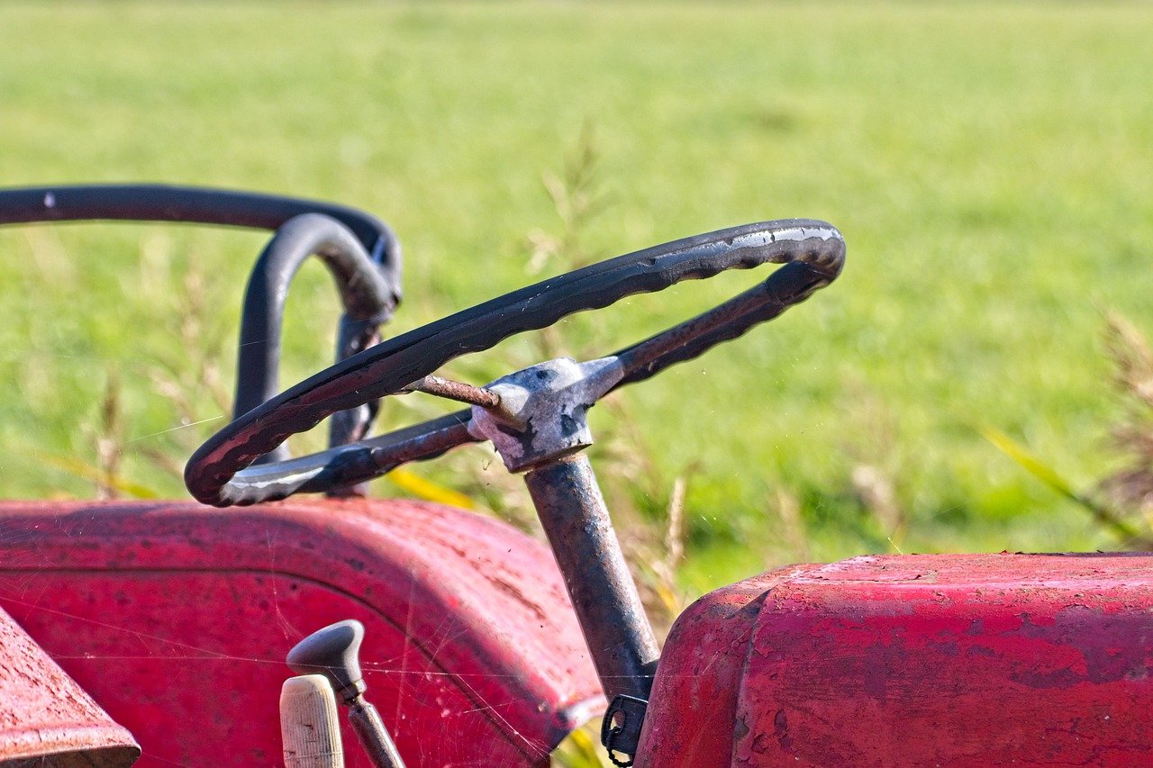 Seniorin von Traktor überrollt