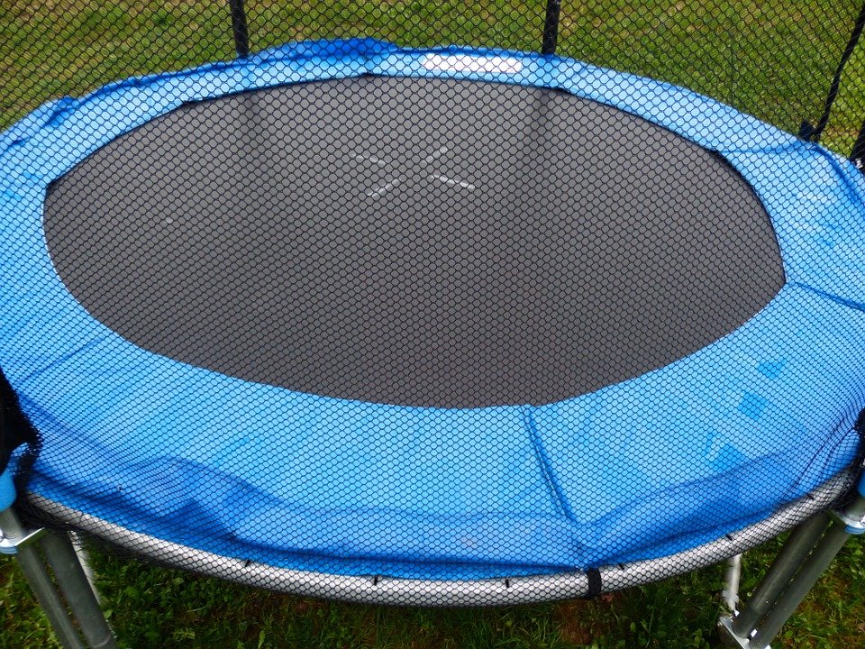 Vandale im Garten: Trampolin mit Messer zerschnitten