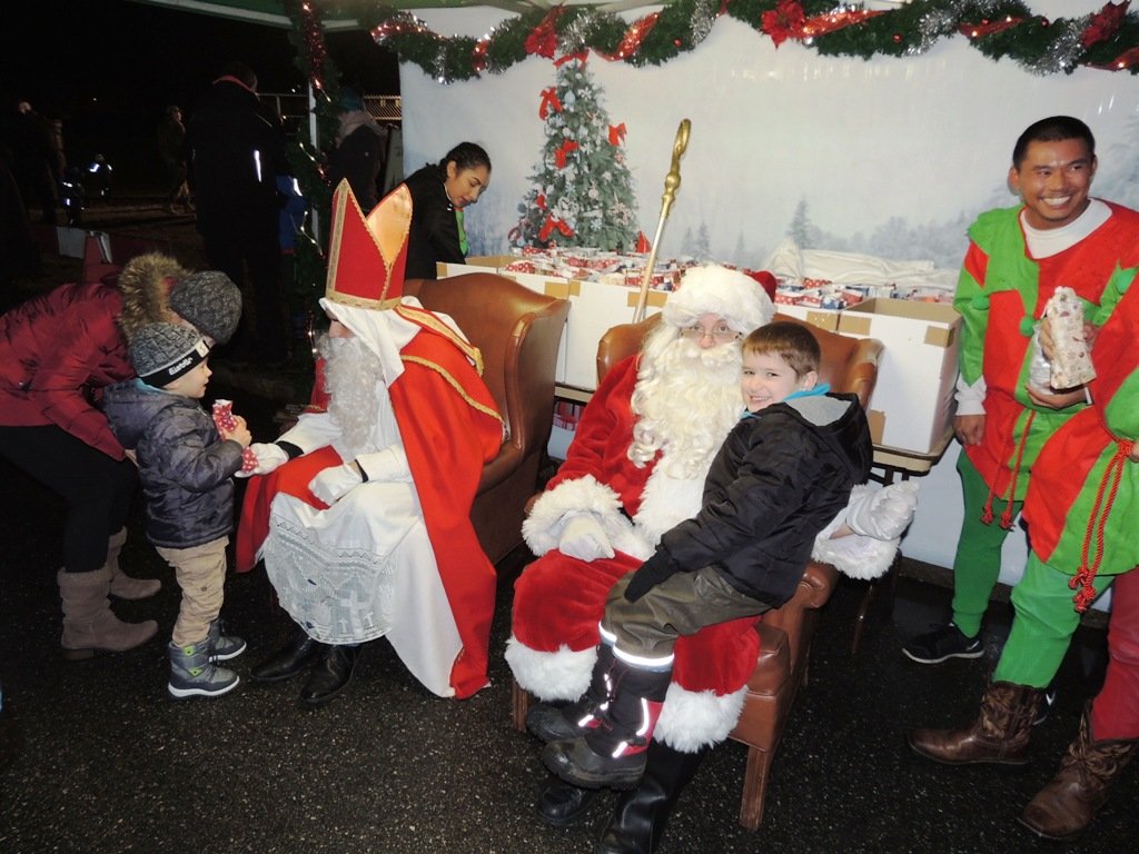 Christbaumentzündung mit Santa Clause und Nikolaus