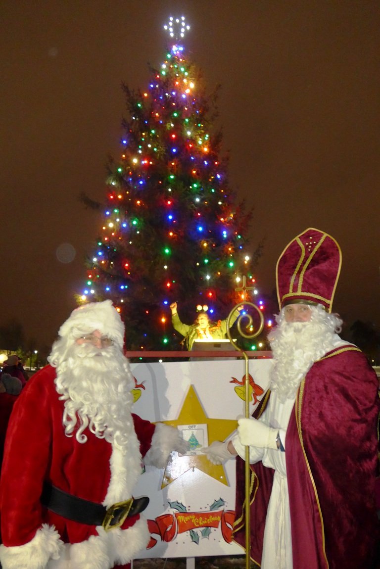 Bunte Lichter am Weihnachtsbaum: Santa Claus und Nikolaus feiern gemeinsam