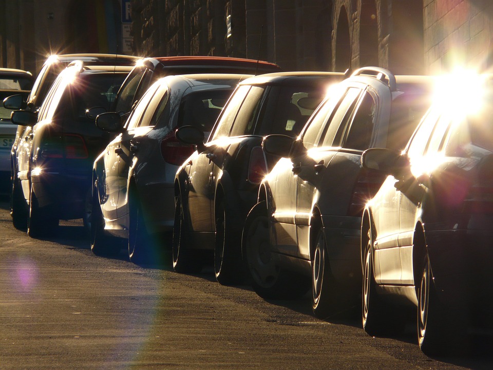 Blendende Sonne: Autofahrer kracht in Anhänger