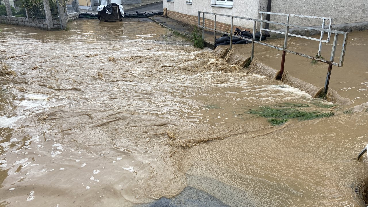 Feuerwehr zeigt Körpereinsatz nach Unwetter