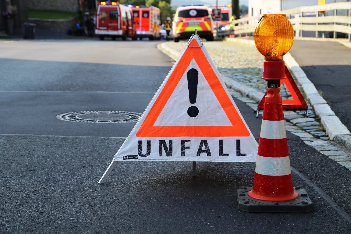 Auf Gegenfahrbahn geraten: Fahrerin lebensgefährlich verletzt