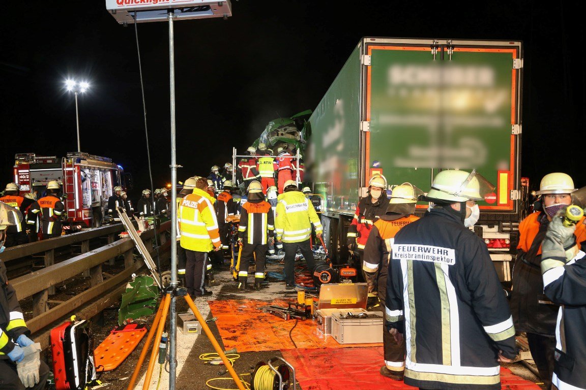 Folgeunfall A93: Lkw kracht ungebremst in Sattelzug