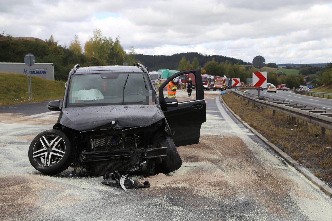 Unfall auf A93: Mercedes kracht mehrmals in Leitplanke