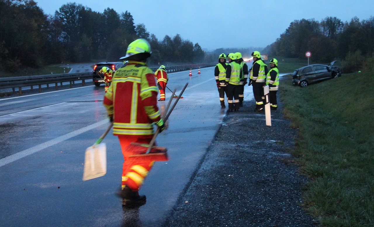 Enorme Wucht – Totalschaden nach Unfall auf A93