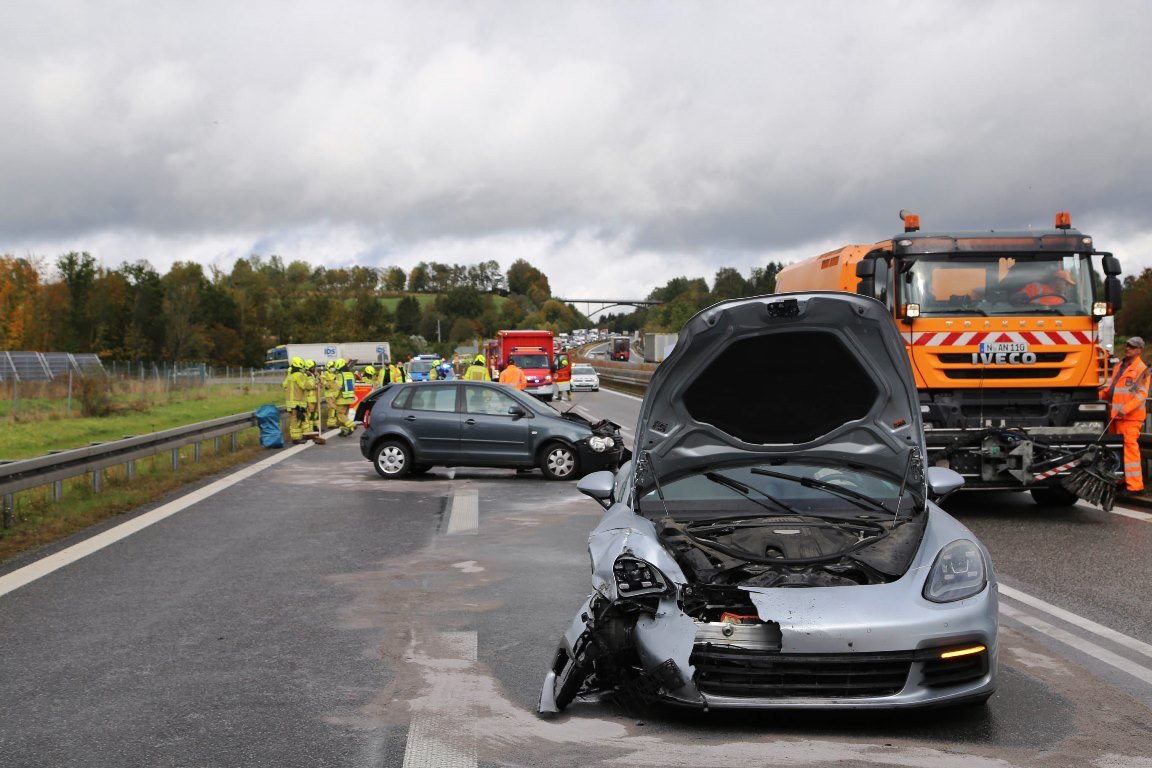 [Update] Stau auf A93: VW Polo kollidiert mit Porsche Panamera