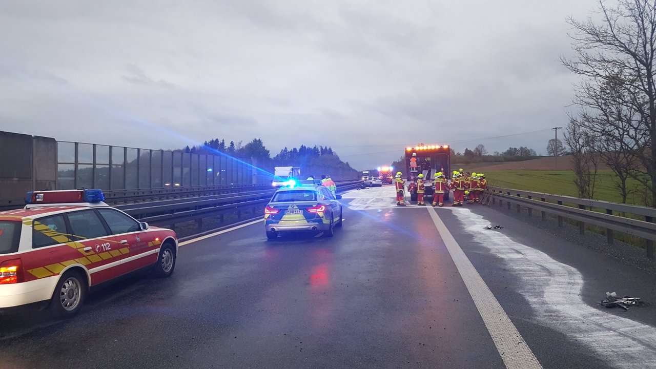 A93: Auto schleudert in Leitplanke
