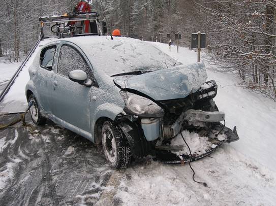 Unfall bei Weiherhammer: Bei Schneematsch gegen Baum geprallt