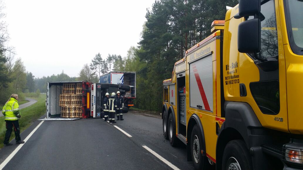 [Update] LKW auf B 470 umgekippt: Straße blockiert