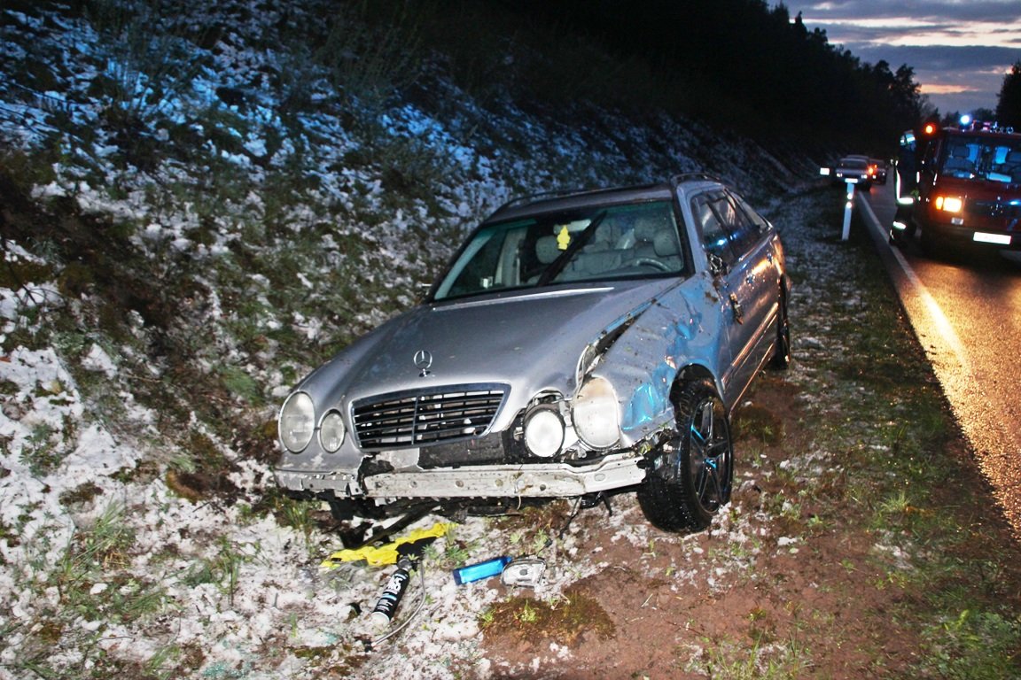 Unfall auf B299: Kontrolle auf nasser Fahrbahn verloren