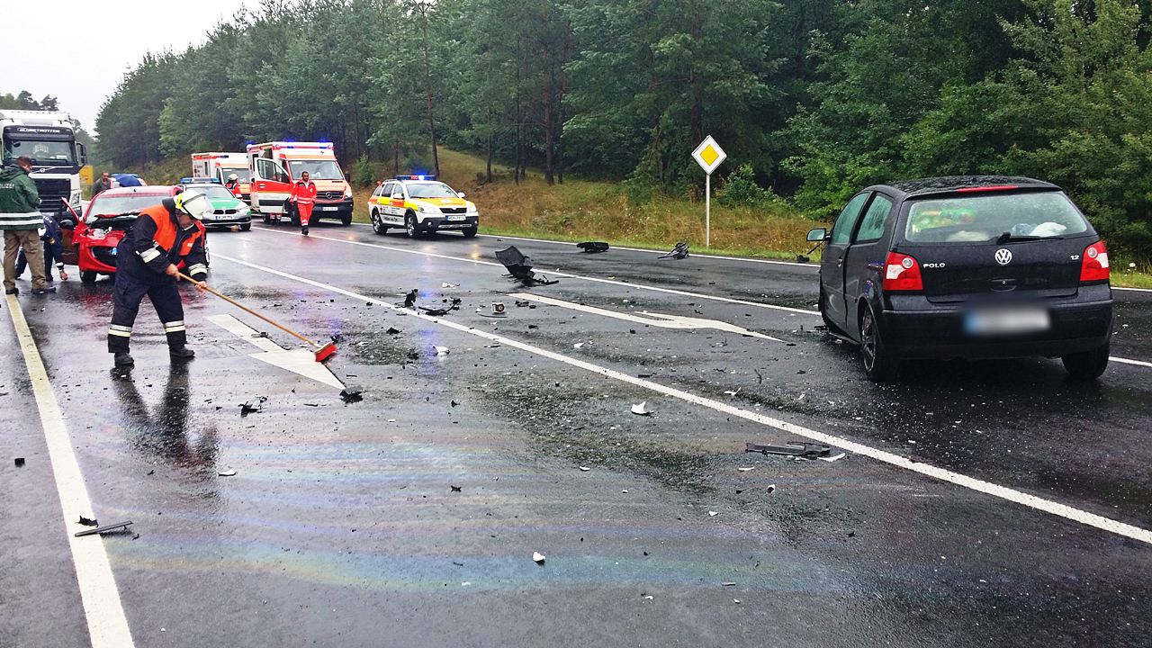 Vier Verletzte nach schwerem Unfall bei Hütten