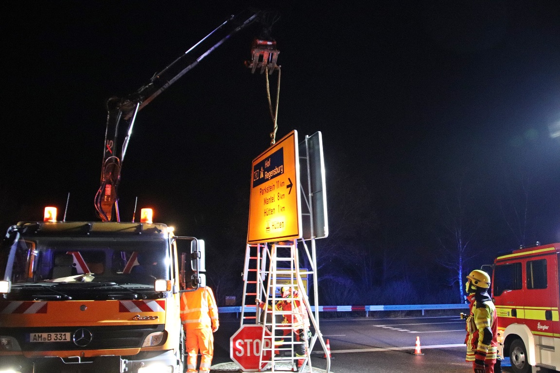 Nach Unfall bei Hütten: Verkehrsschild abmontiert