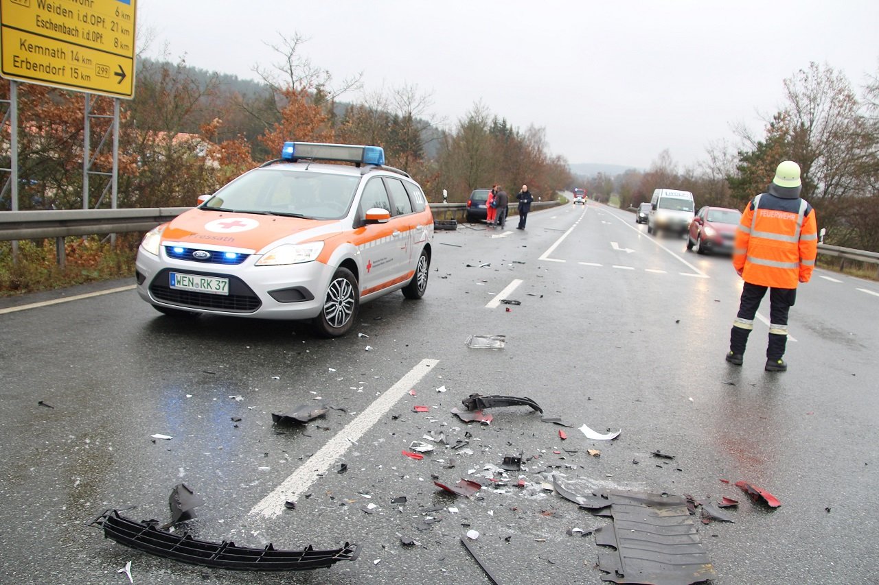 B299: Zwei Verletzte und Totalschäden nach Unfall